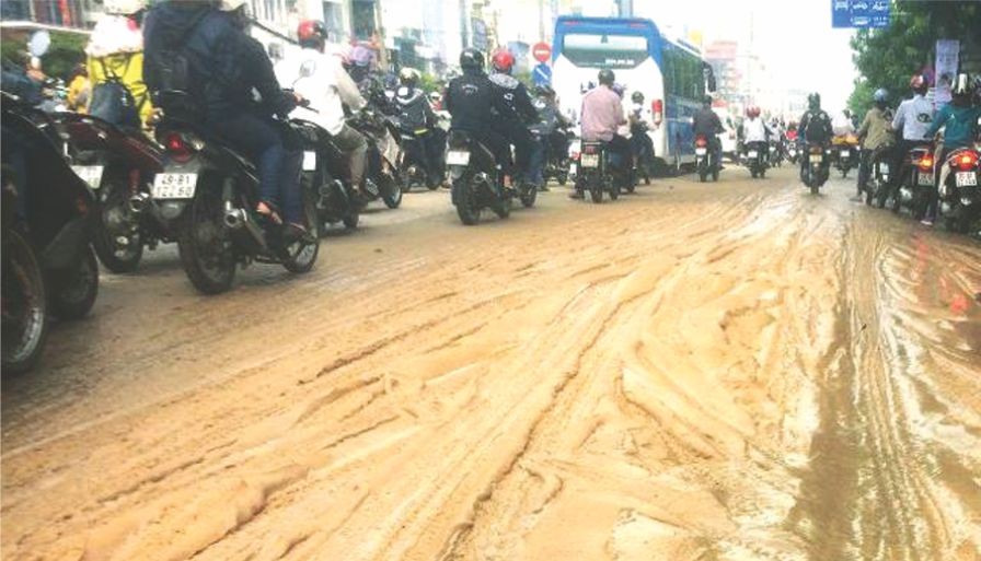 爛泥撒落路上　交通一片混亂