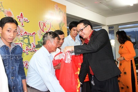 王永協董事長給環境有困難的勞工贈送禮物。