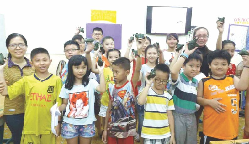 老師給學生派粽子。（資料圖：海韻）