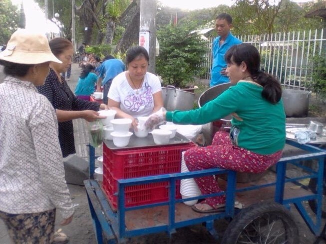 洛姐與蘭姐在醫院門口派送肉粥。