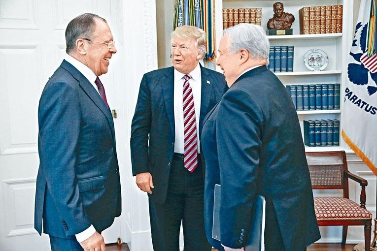 特朗普上周三在白宮會晤俄國外長拉夫羅夫和俄駐美大使基斯利亞克。（資料圖來源：互聯網）