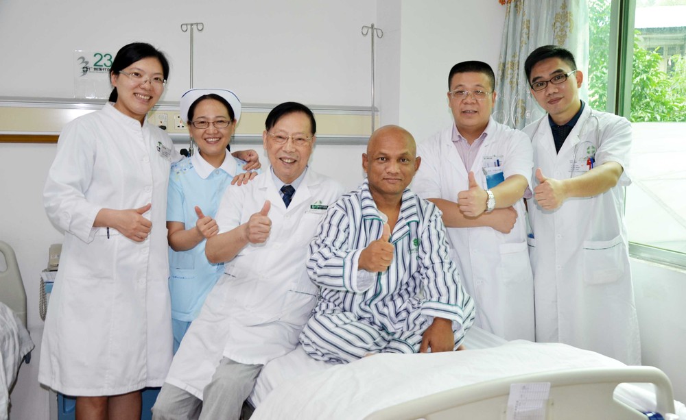 鄧財與聖丹福廣州現代腫瘤醫院醫護人員合影。