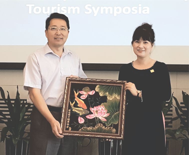 本市旅遊廳代表（右）贈 紀念品給廈門旅發委。
