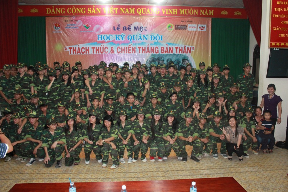 圖為2016年“軍隊學期”暑期活動在閉幕儀式上合影留念。（圖源：互聯網）