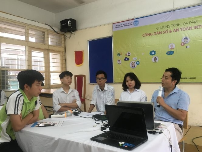 年輕教師阮德全（右一）與學生們交談中。（圖源：永河）