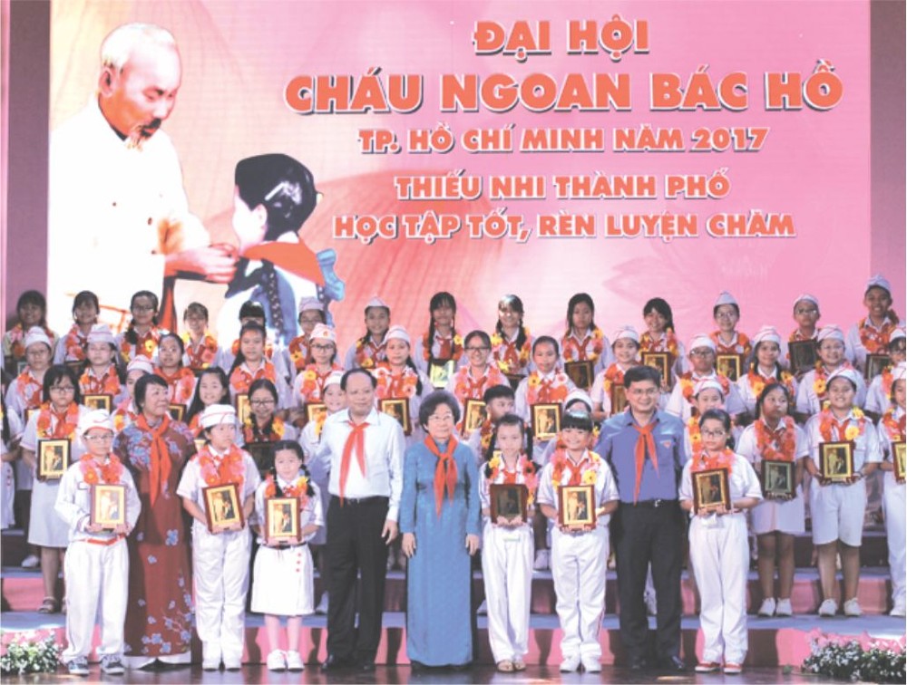 市領導與胡伯伯好兒童合照。