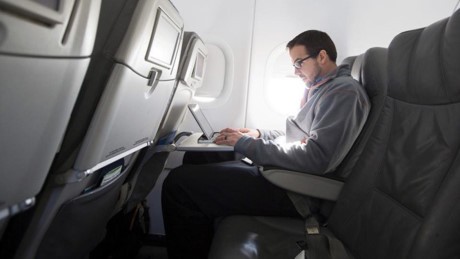 圖為某一乘客在飛機上使用手提電腦。（示意圖源：互聯網）