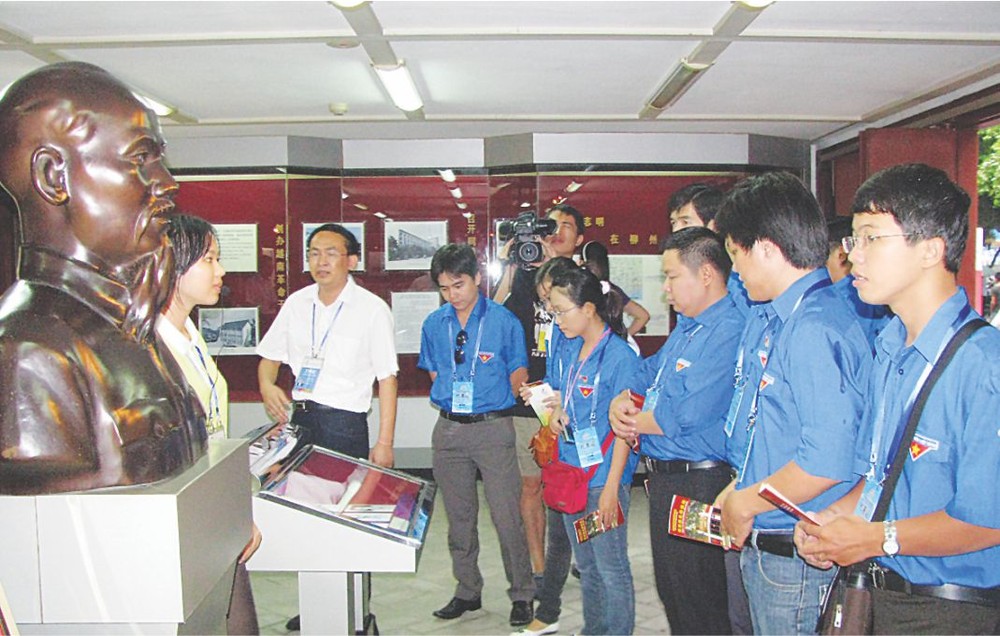 越南青年參觀中國柳州“胡志明舊居”。