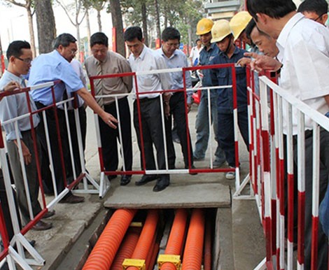 圖為本市某一骨幹路段的電信線路和供電線路地下化，進一步將本市全部電網地下化。（圖源：互聯網）