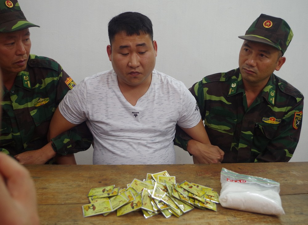 圖為嫌犯沈祺(音譯)與毒品等證物。（圖源：芒街市新聞網）