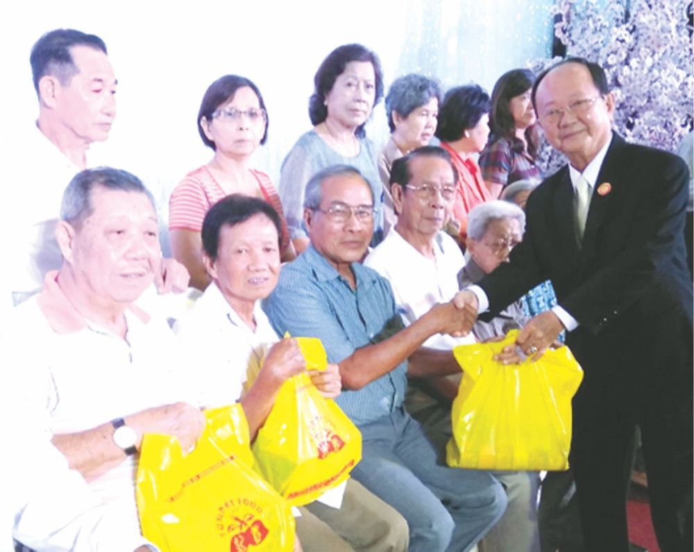 副理事長盧如松向各宗長派發禮物。