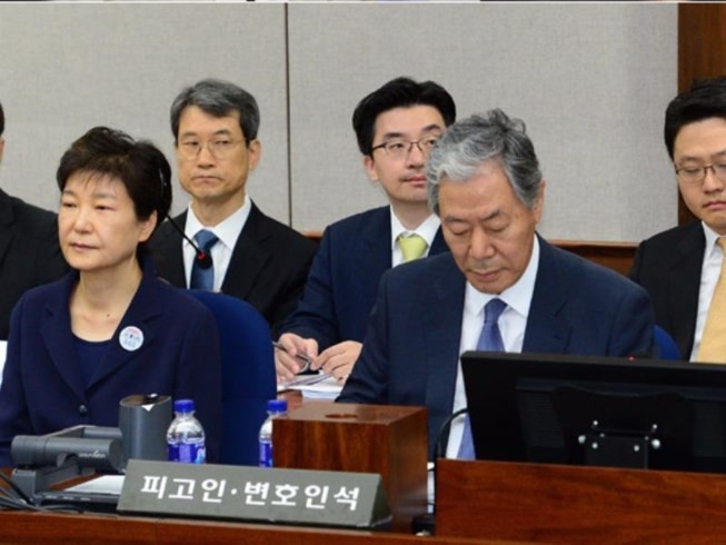 圖為朴槿惠（左一）首次出庭受審。（資料圖：互聯網）