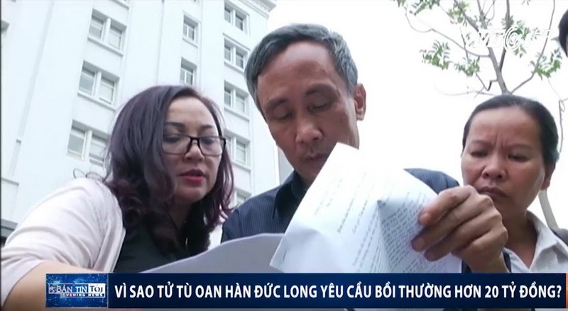 圖為遭錯判含冤入獄11年的死囚韓德隆（中）。（圖源：VTC視頻截圖）