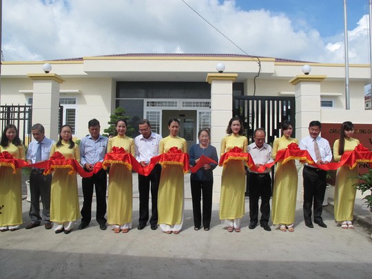 市委副書記武氏蓉（右六）與各團體代表舉行桔萊工業區黨委與團體機關辦公室落成剪彩儀式。（圖源：互聯網）