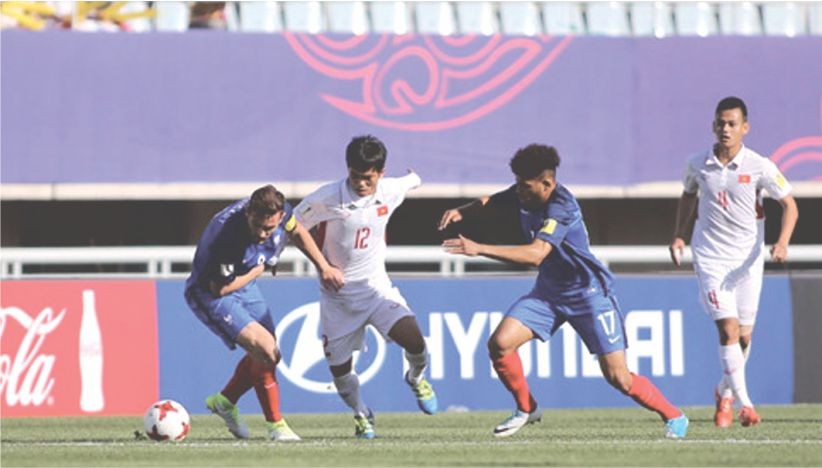 越南（白衣）對法國比賽一瞥。(圖源：互聯網)