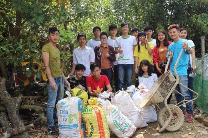 花了兩小時，裴氏水（站立者右三）和 眾友已收集了多包垃圾。