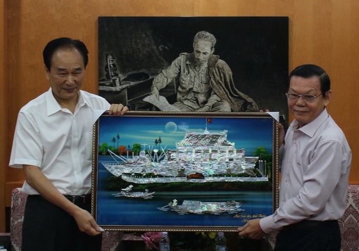 《西貢解放報》總編輯阮晉豐贈送紀念品給新華社社長蔡名照。（圖源：曉東）