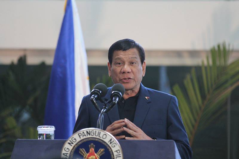 圖為菲總統杜特爾特在機場舉行新聞發布會。（圖源：互聯網）