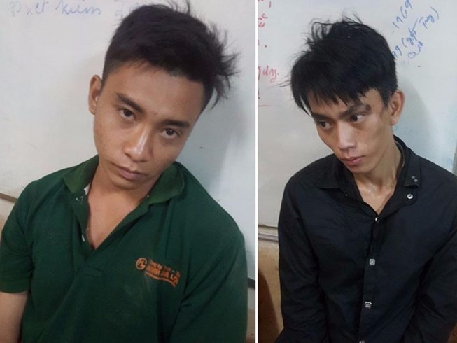 被移交予新興坊公安派出所的兩名劫匪。（圖源：HT）