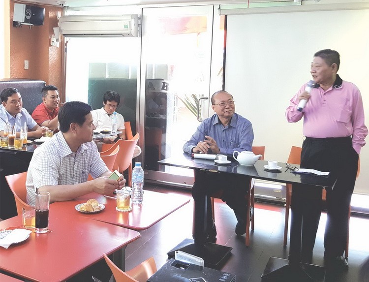 華人企業家杭慰瑤(右一)與高肇力(右二)分享創業經驗。