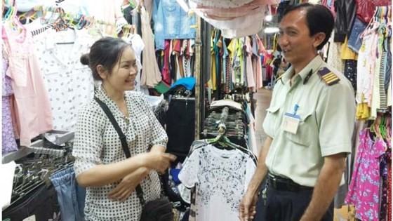 吳氏錦繡商販告知：阮文渥隊長（右）和藹可親，對工作有高度的責任心， 和興街市的商販們都很放心在此經營。