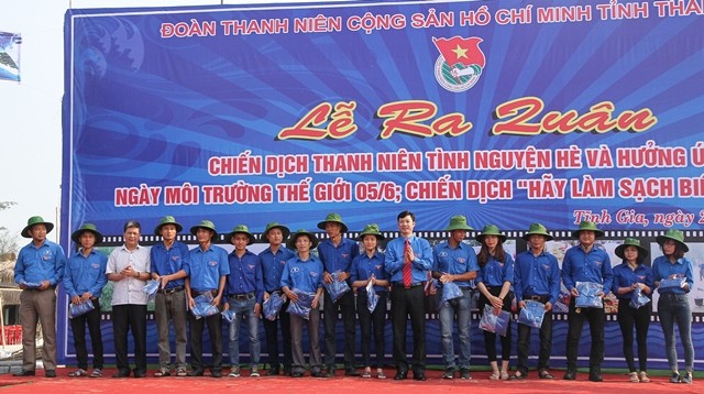 清化省共青團省委舉行2017年“暑期志願青年”及響應世界環境日“清潔海洋”活動發起儀式。