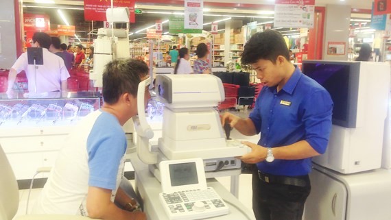 某眼鏡店的技術員正在給客人測試視力。