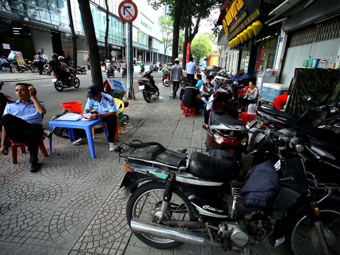 第一郡巴斯德街人行道被路邊攤、摩托車佔據。