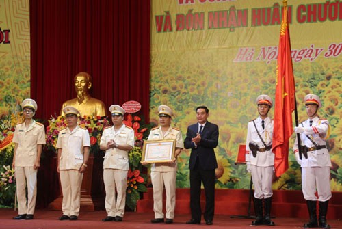 圖為河內市人委會副主席黎鴻山（右三）向黨務工作及群眾工作等科頒授三等捍衛祖國勳章。（圖源：新河內報網）