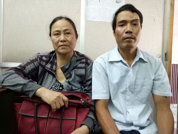 　　韓玉娥與發生車禍後仍未痊癒的兒子春新。