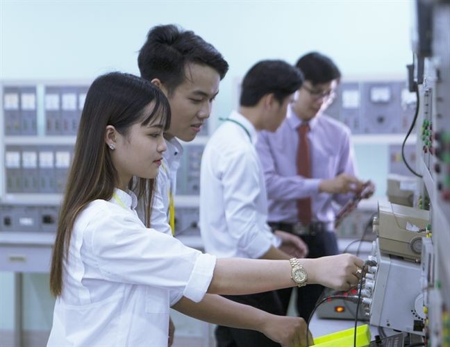 許多中專學校投資先進設備以便學生實習。(圖源：互聯網)