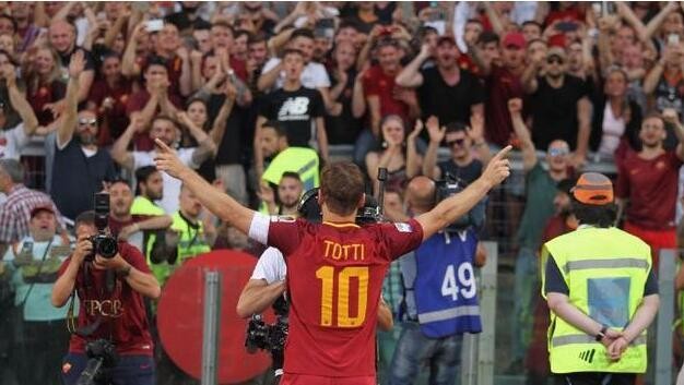 托蒂與球迷告別。（圖源：互聯網）