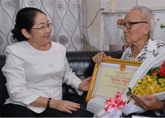 市委副書記武氏蓉親切問候黎晉詩大伯。（圖源：互聯網）