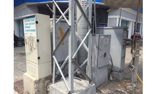 在奠邊府-范玉石街四岔路街角四個“糾纏”在一起的電信櫃。(圖源：互聯網)