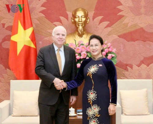 國會主席阮氏金銀在國會大廈接見了由美國參議員、美參議院軍事委員會主席約翰‧麥凱恩。（圖源：VOV）