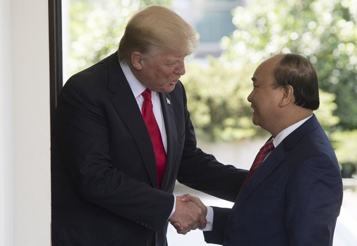 美國總統特朗普在白宮西門親自迎接政府總理阮春福。（圖源：互聯網）