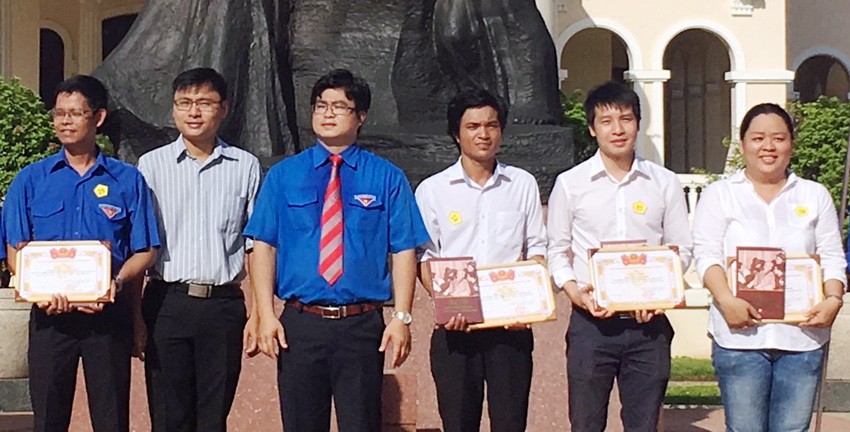 記者趣兒(右一)領獎一瞥。（資料圖：仁建）