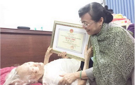 市人民議會主席阮氏決心探望並祝壽杜氏紅老大娘。（圖源：互聯網）