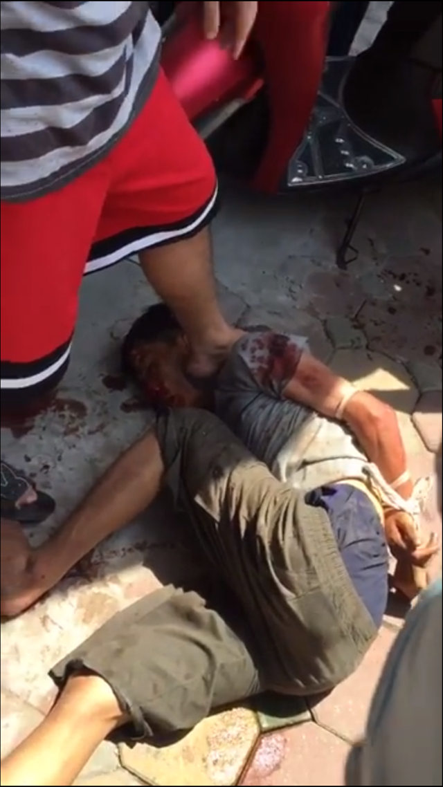 圖為持刀亂砍路人的男青年被民眾配合控制。（圖源：視頻截圖）