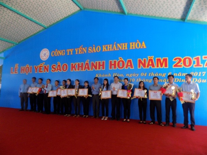 主辦單位向燕窩資源工作中擁有傑出成績的集體及個人辦法獎狀。（圖源：越南農業網）