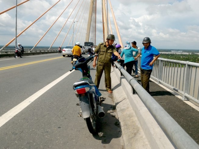 圖為阿名投河自盡現場位置。（圖源：何輝）