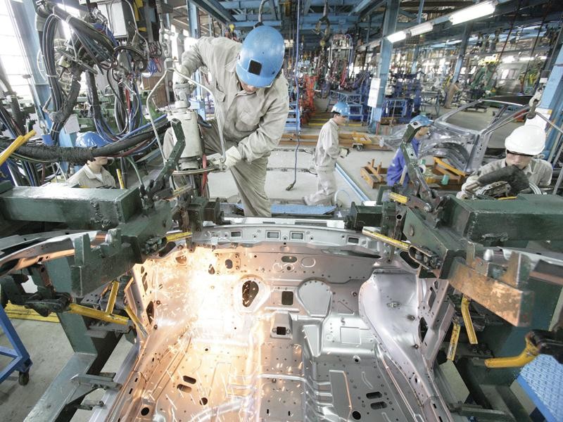 越南Ford公司的汽車組裝流程一隅。