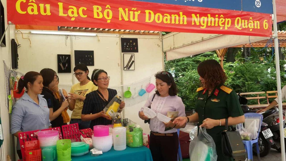 第六郡女企業家俱樂部介紹國貨。