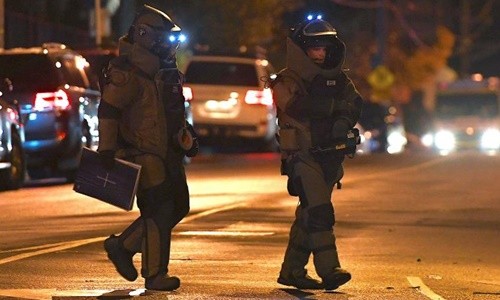 圖為澳大利亞警方拆彈小組趕往現場進行仔細檢查。（圖源：路透社）