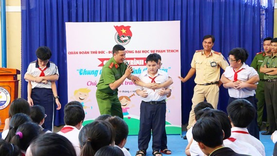 教導孩子武術以便自我防衛。