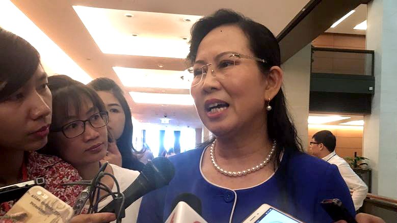 黨中央檢查委員會副主席黎氏水在國會走廊外接受記者訪問時表示，黨中央政治局頒佈黨中央政治局書記處的幹部財產檢查監察規定包括了政治局委員與書記處成員在內的幹部。（圖源：互聯網）