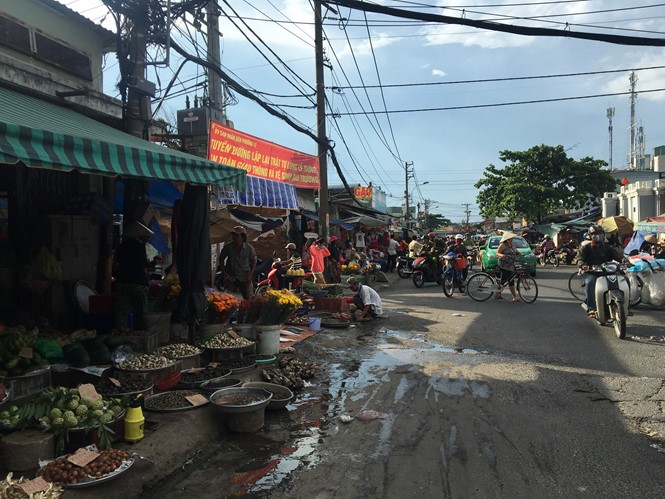 圖為本市平盛郡阮齒街的某一自發性街市。（資料圖：草商）