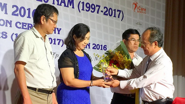 市加工出口區與工業區管委會主任阮黃能表彰各 典範企業家。(圖源：互聯網)