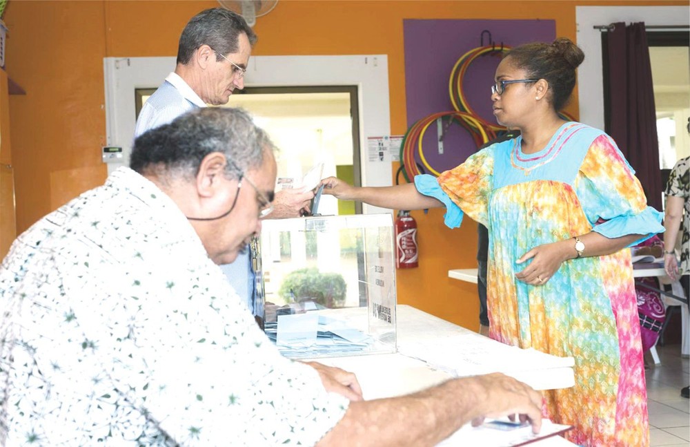 法國選民在投票站投票。（圖源：互聯網）