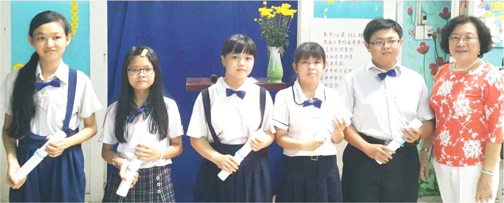 禮文華文中心校長 許少蘭向優秀生頒獎。